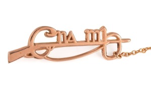 Cumann Na Mban (CNAMB), 9ct gold Sinn F&eacute;in bar brooch, 20th century, stamped "9ct", 4.7cm wide, 5.3 grams.