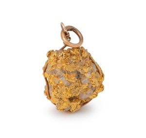 An impressive gold nugget quartz ore mineral specimen, mounted on rose gold as a pendant, 3cm high overall including bow, 11.2 grams total including matrix.