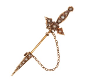 WILLIS & SONS of Melbourne, antique 15ct gold sword pin with safety chain, adorned with seed pearls, 19th/20th century, stamped "15", flanked by pictorial marks, ​​​​​​​7cm wide, 4.5 grams total.