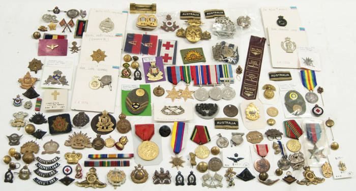 WW1/WW2 ALLIED METAL INSIGNIA: assortment of US, British, Australian & New Zealand WW1/WW2 military medals, badges and pins, excellent condition.