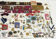 WW1/WW2 ALLIED METAL INSIGNIA: assortment of US, British, Australian & New Zealand WW1/WW2 military medals, badges and pins, excellent condition.