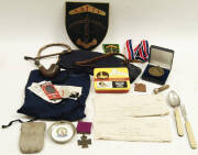 WW1/WW2 MISCELLANEOUS: collection of Australian military items, includes ornaments, patches and various items. - 3