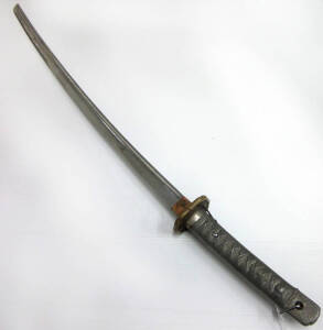 WW2 EDGED WEAPON: Japanese NCO Tokyo Second World War 96cm sword, original metal handle and scabbard, replaced blade and small components, Good condition