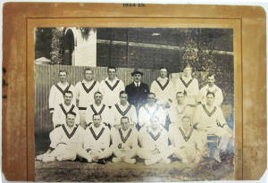 BALANCE OF CRICKET COLLECTION: 1924-25 England team photograph (overall 50x34cm. Poor/Fair condition); Ray Lindwall signed print (framed, 59x49cm); Howard Smith Cricket Club team photographs from 1924-25, 1938-39 (signed) & 1946-47; also Combined Shipping