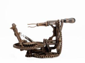 An American Sinclair Scott & Co&nbsp;antique&nbsp;apple corer, 13cm high