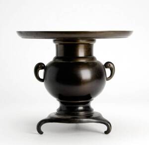 Japanese bronze usabata pot, early 20th century. 25cm. 