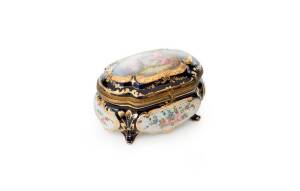 French porcelain jewel casket with ormolu mounts, 19th century. Height 11cm, width 17cm, depth 11cm