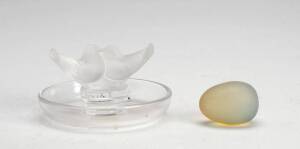 LALIQUE art glass ring tray with 2 doves (diameter 10cm); plus a glass egg ornament (4cm). 2 items