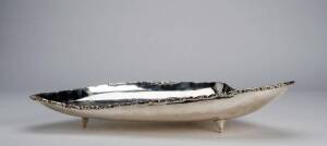 FRUIT BOWL: Mexican 925 silver, fruit bowl on 3 legs. 48 x 25cm. Weight 1000+ grams