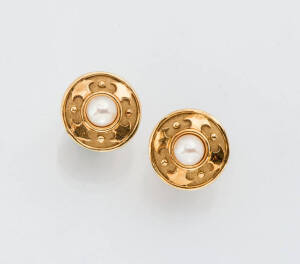 A pair of pearl earrings. 18ct yellow gold. Weight 9.10 grams.
