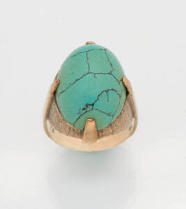 A turquoise dress ring. 9ct yellow gold.