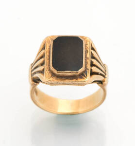A Gentleman's onyx dress ring. 18ct yellow gold. Weight 11.28 grams.