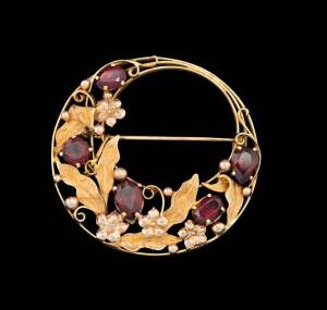 A garnet circlet brooch. 18ct yellow gold. Weight 8.14 grams.