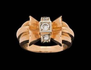 A French 1940's Retro diamond bow ring. 18ct yellow gold.&nbsp;