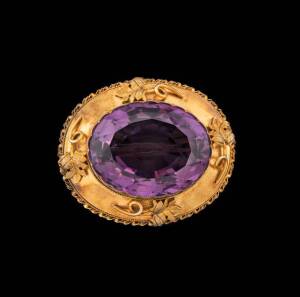 A Victorian amethyst brooch with applied foliate detail. 9ct yellow gold.&nbsp;