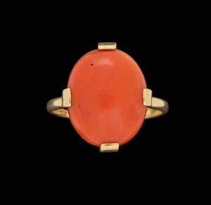 A vintage French coral ring. 18ct yellow gold. Size K&frac12;.