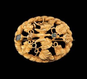 An antique Australian greenstone brooch. Yellow gold. Weight 7.44 grams.