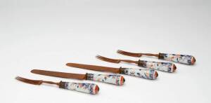 A set of five Chinese Imari knives and forks, late 17th century, each one metal mounted, the handles with flowers in cobalt blue and iron red, 20.5 to 23.5cm long