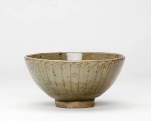 A Chinese crackle glaze celadon bowl, possibly Ming Dynasty, 14cm diameter