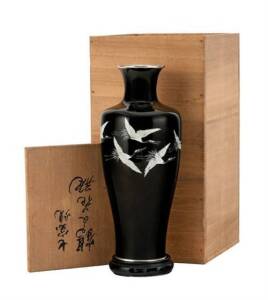 A fine quality black cloisonne vase decorated with cranes, Japanese, 20th century; 16cm high; in signed wood box.