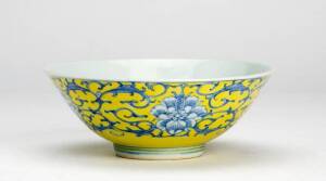 Chinese yellow & underglaze blue bowl. Diameter 17cm