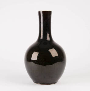 Chinese mirror black bottle-vase, late Qing Dynasty, with a white slip on the mouth, 40cm high