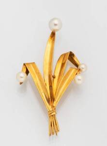 A 9ct yellow gold and pearl brooch. Weight 7.81 grams.