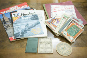 EPHEMERA, interesting range in box, noted WW2 comic "Snifter's War Effort"; c1948 brochure "General Motors' New Australian Car"; 1916 "Fragments from France"; Sydney Opera House brochure; West Gate Bridge brochure. Fair/G condition. Inspection will reward
