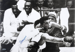 MUHAMMAD ALI, signed photograph from the Muhammad Ali vs Sonny Liston fight, February 25th 1964, size 51x36cm.