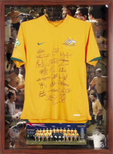 2006 AUSTRALIAN SOCCEROOS: Display with replica Australia 2006 World Cup Shirt signed by the entire squad with 23 signatures including Mark Viduka, Harry Kewell, Lucas Neill, Tim Cahill & John Aloisi, limited edition 288/300, framed & glazed, overall 79x1