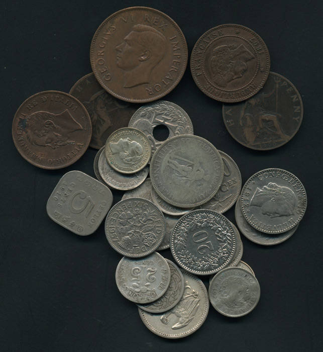 Australia with pre-decimal silver range 3d to 2/- (40+) incl. pre 1945 and a bag of 1ds & ½ds; World range with copper, silver (125+) & other metals, many pre 1900 or early 1900's. Plus a few checks and a token. Mixed grades