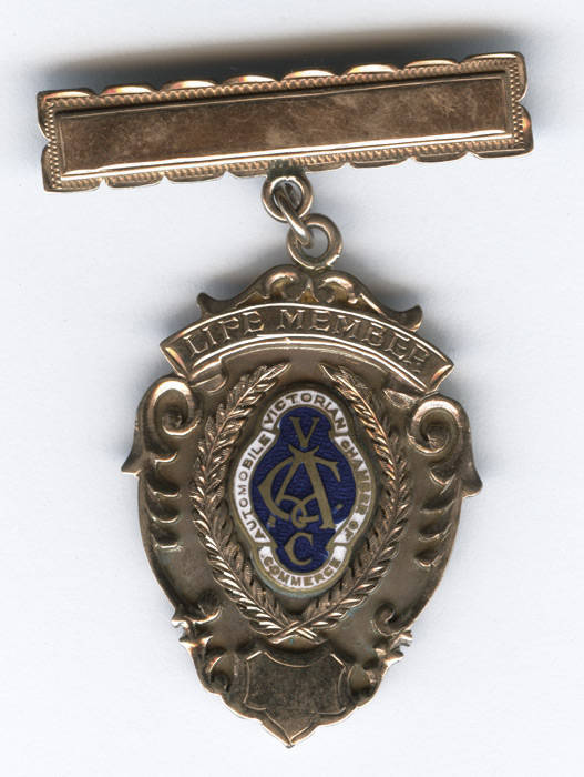 VICTORIAN AUTOMOBILE CHAMBER OF COMMERCE, 9ct gold & enamel Life Member's badge. Weight 17.78 grams.