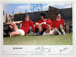 MANCHESTER UNITED: Print "Legends of Manchester United 1971" with 3 signatures - Pat crerand, Willie Morgan & John Aston, limited edition 12/75, size 41x30cm.