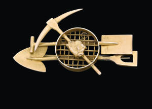 A goldfields brooch, yellow gold, length 4.2cm. (Reference p.17 Australian Jewellers, Cavill, Cocks & Grace)