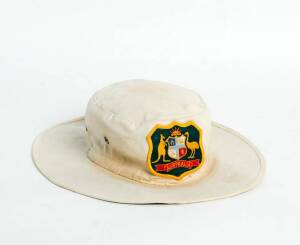 RAY BRIGHT'S AUSTRALIAN FIELDER'S SUN HAT, with embroidered Australian Coat-of-Arms badge on front,. Fair/Good match-used condition. [Ray Bright played 25 Tests & 11 ODIs 1974-86].