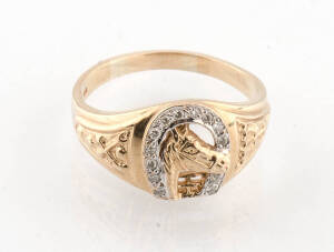 A Gentleman's diamond set horseshoe dress ring, 9ct yellow gold, size Z+1.