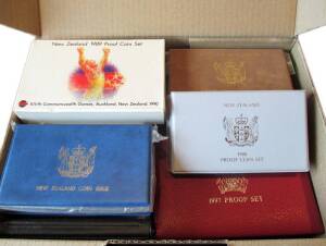 New Zealand: Proof sets 1981-90, 1992, 1994-95 and 1997. 14 sets, 4 with outer cardboard boxes.