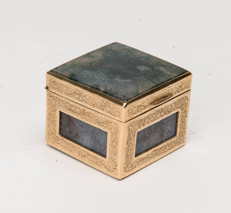 A fine quality moss-agate and gold mounted trinket box, probably Anglo-Indian,19th century approx. 4cm high, 4cm long