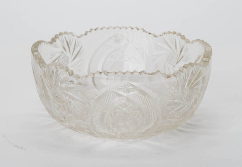 A fine quality Victorian cut glass circular bowl. English, circa 1900. 23cm diameter.