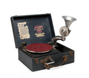 THE PIXIE GRIPPA Perophone portable gramophone, early 20th century.