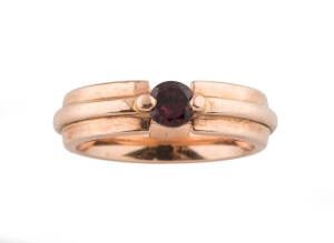 A rhodolite garnet ring, 14ct rose gold, weight 10 grams.