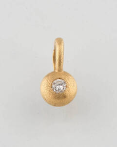 A diamond pendant, diamond ACW .17ct, 18ct yellow gold.