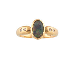 A black opal ring, yellow gold.